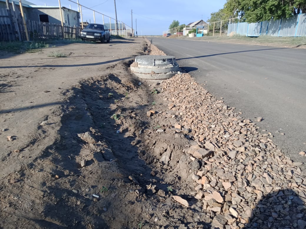 Жаңбыр суы жаңа төселген асфальтқа қауіп төндіріп тұр