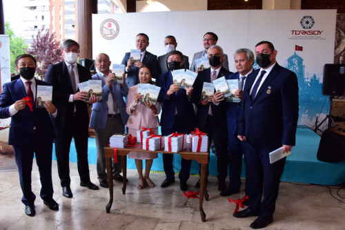 Мұқағалидың алты тілде жарық көрген кітабы Анкарада таныстырылды