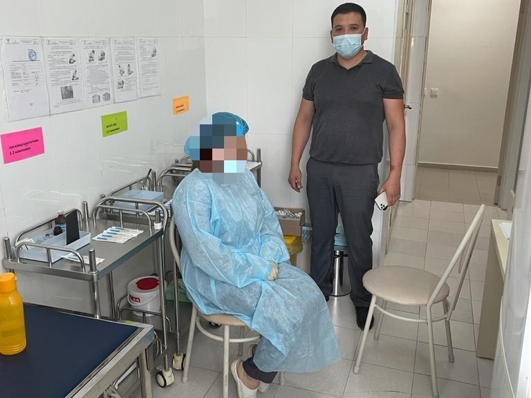 Атыраулық медбикелер жалған вакцина паспортын 100 мың теңгеге сатқан