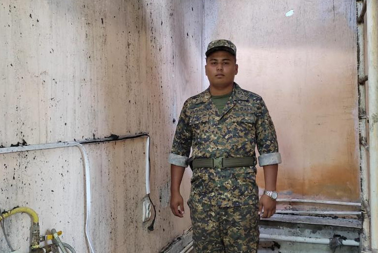 Атырауда әскери қызметші қарияны өрттен құтқарды