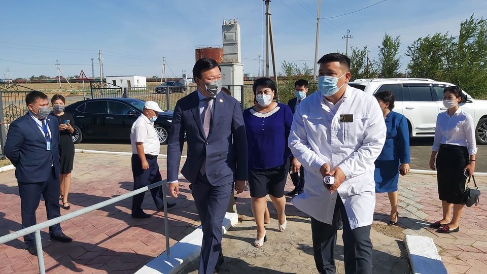 Алексей Цой Атырау облысындағы ауылдық ауруханаға барды