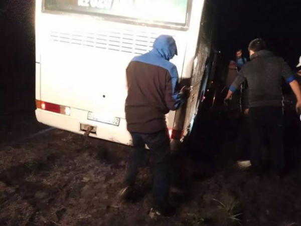 ШҚО-да 40 жолаушысы бар автобус батпаққа батып қалды