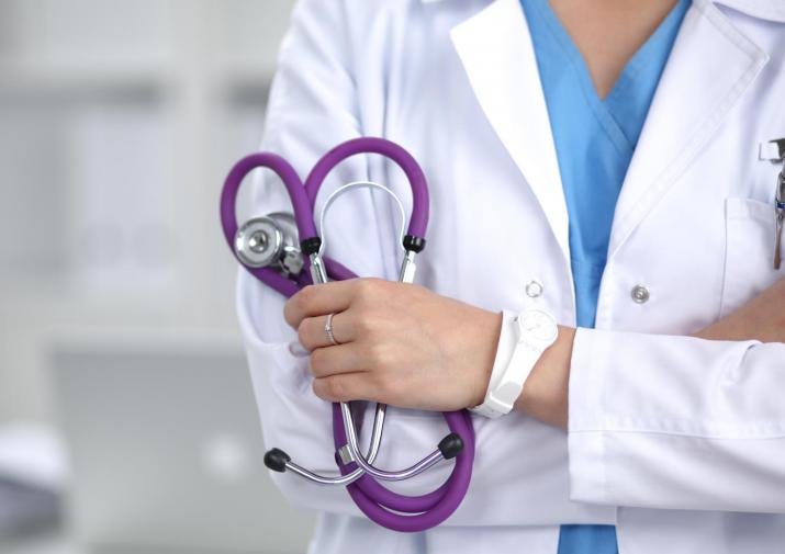 Медициналық қызметкерлердің халатты өз қаражатына сатып алатыны рас па?