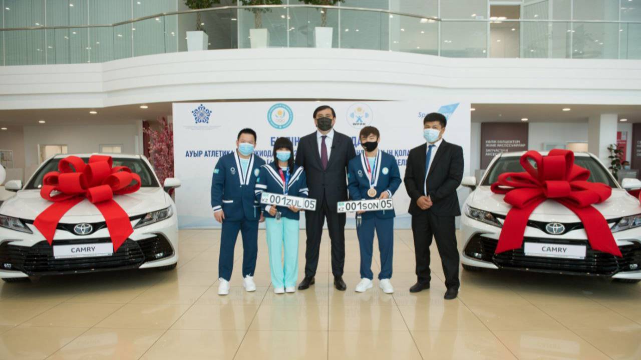 Игорь Сон мен Зульфия Чиншанлоға автокөлік мінгізді