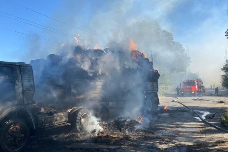 Семейде шөп тасыған жүк көлігі өртеніп кетті