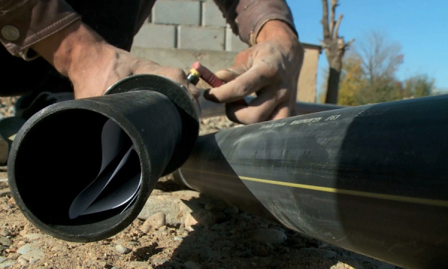 Оралда құбыр жарылып, 13 көпқабатты үй сусыз қалды