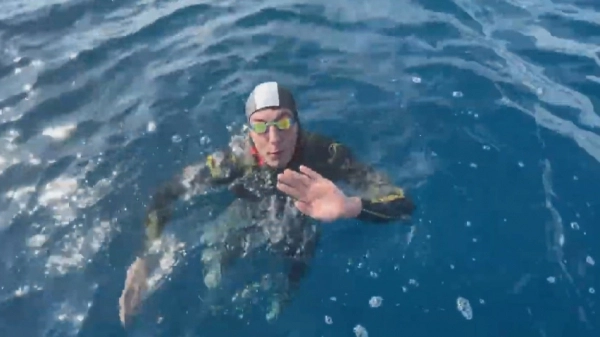 Ыстықкөлді жүзіп өтіп, рекорд орнатты