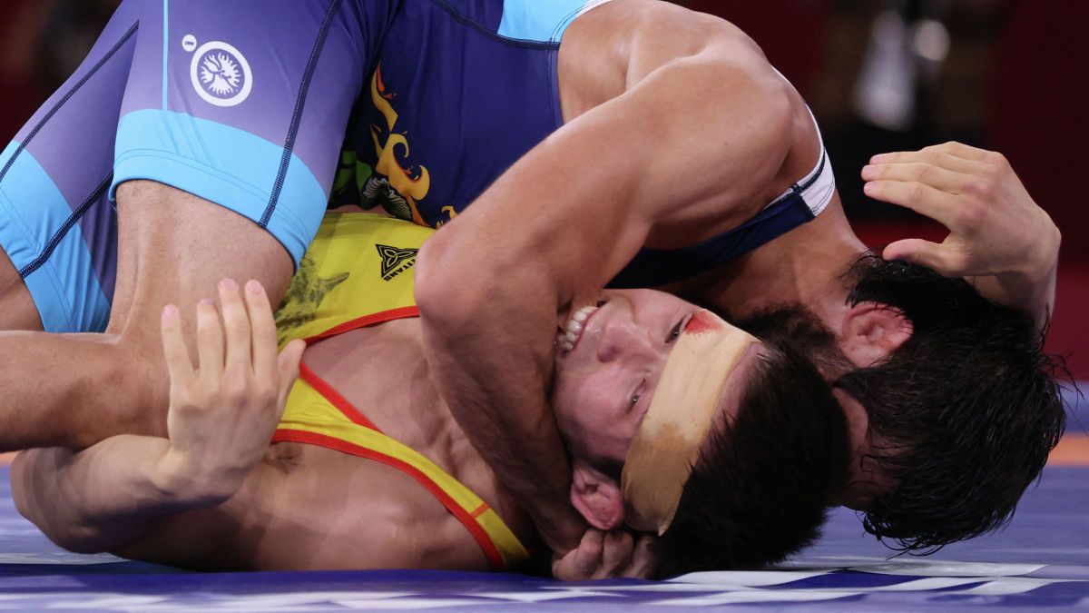 Нұрислам Санаев үнді балуанын тістеп алғаны үшін кешірім сұрады