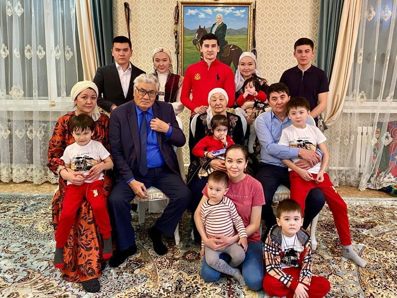 Көлқамыспен бірге көгерген әулет