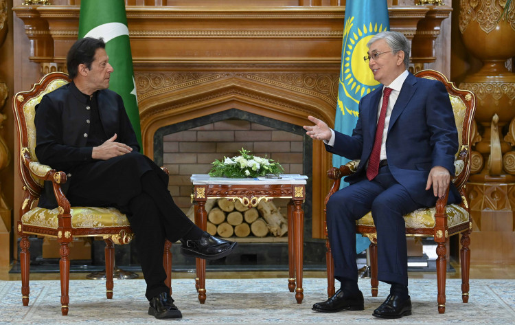 Қасым-Жомарт Тоқаев Пәкістан Премьер-Министрімен кездесті