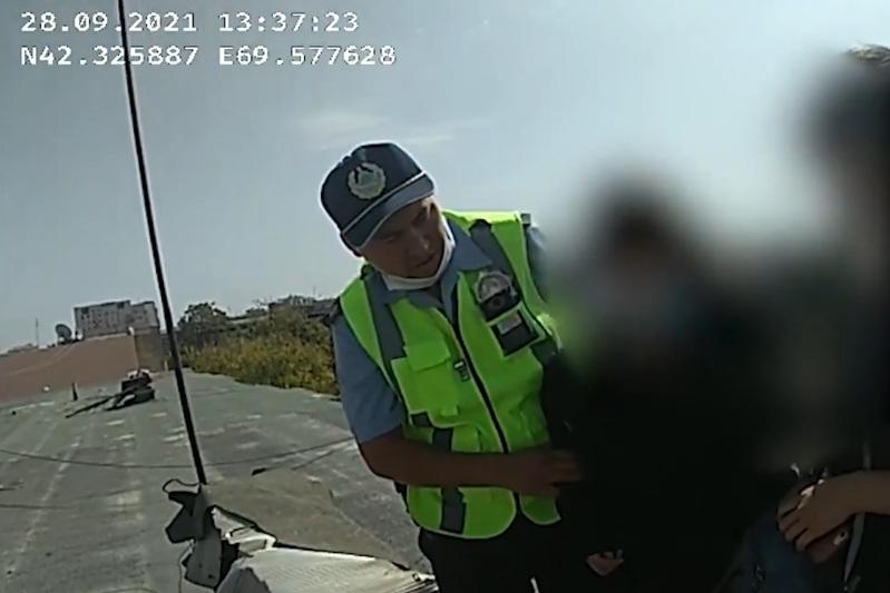 Шымкенттік полицейлер 5-қабаттан секірмек болған баланы құтқарып қалды