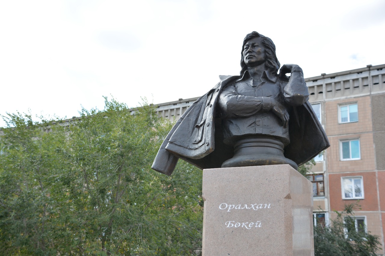 Қаламгерге қоладан мүсін қойды