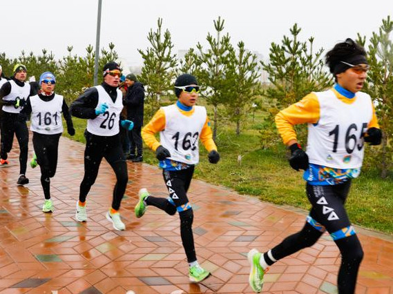 Елордадағы ботаникалық бақта дуатлон сайысы өтіп жатыр