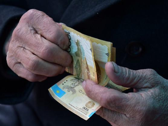 76 жастағы қарт 13 жыл бойы екі елден зейнетақы алып келген