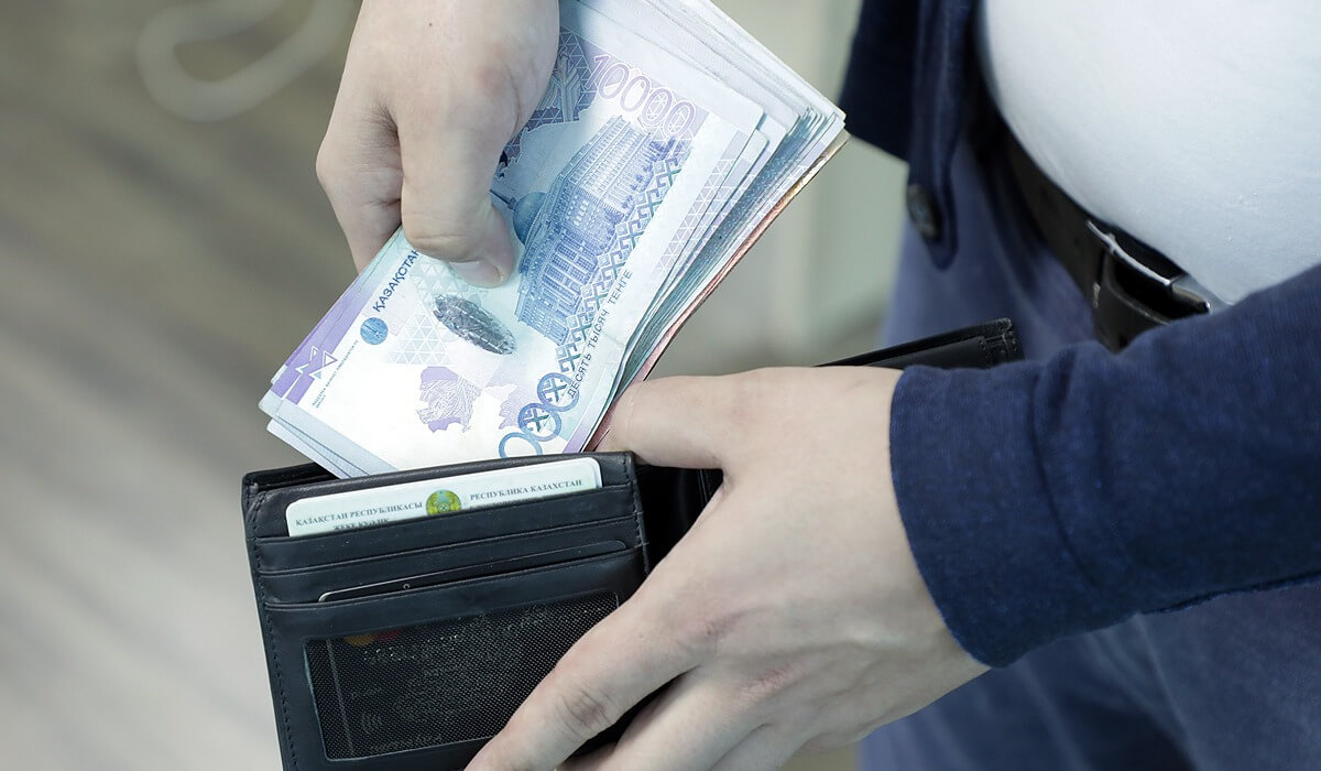 Атырауда көліктен 2 миллион теңгені ұрлағандар ұсталды