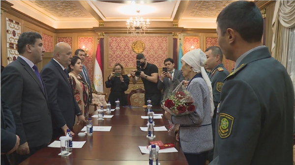 Тәжік-ауған шекарасында ерлікпен қаза тапқан жауынгердің марапаты анасына табысталды