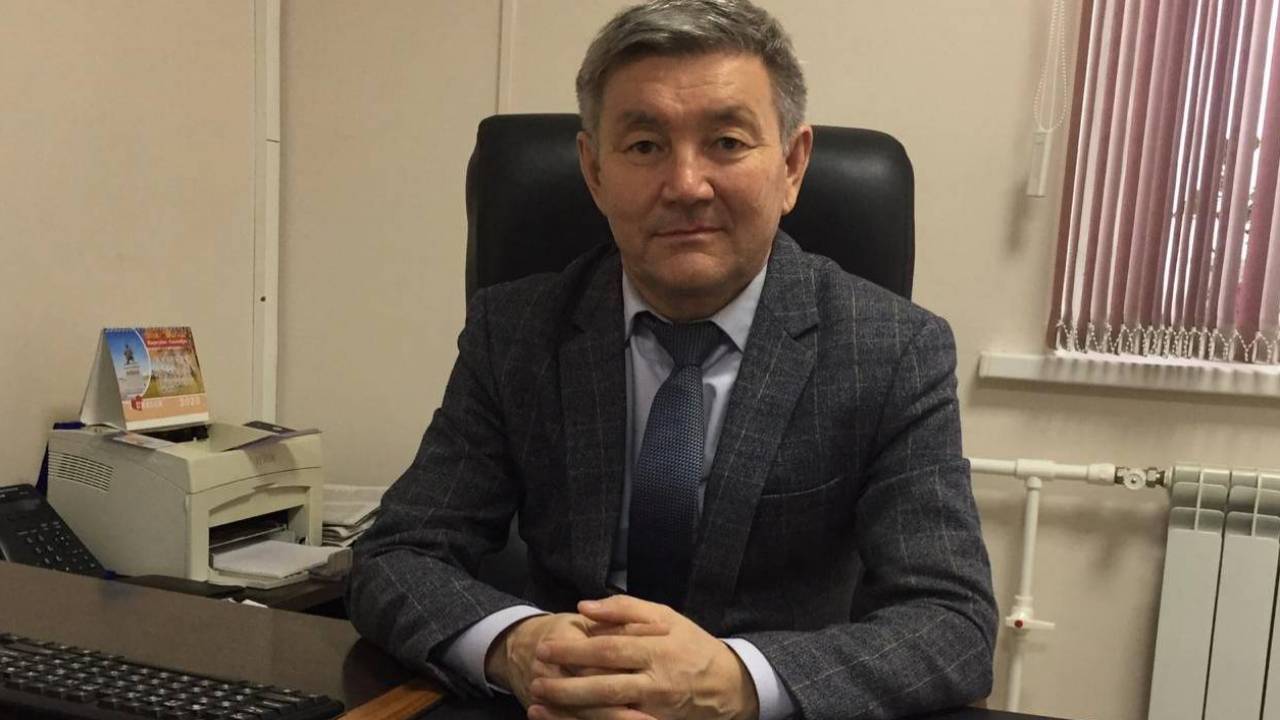 Тікелей эфирде дөрекі сөйлеген шенеунік қатаң сөгіс алды