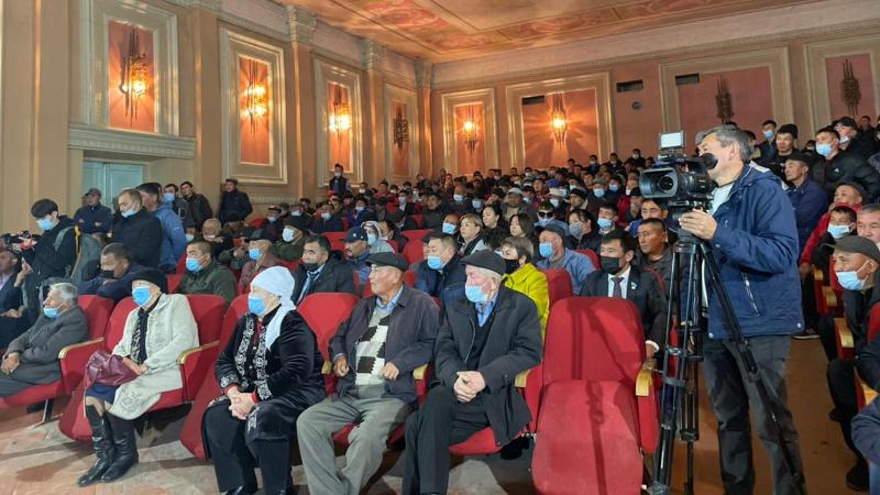 Пенжімдегі оқушылар төбелесі: Аудан әкімі тұрғындармен кездесті