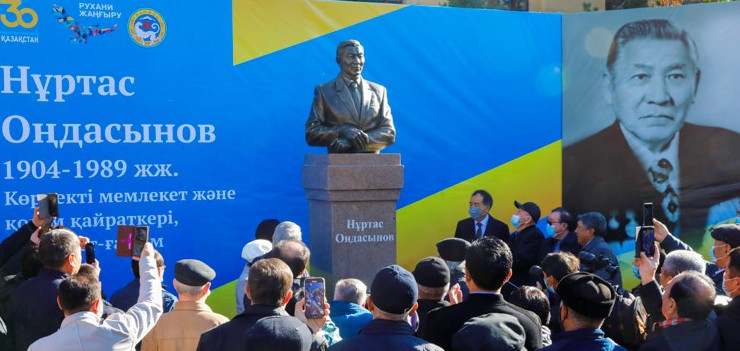 Нұртас Оңдасыновқа ескерткіш орнатылды