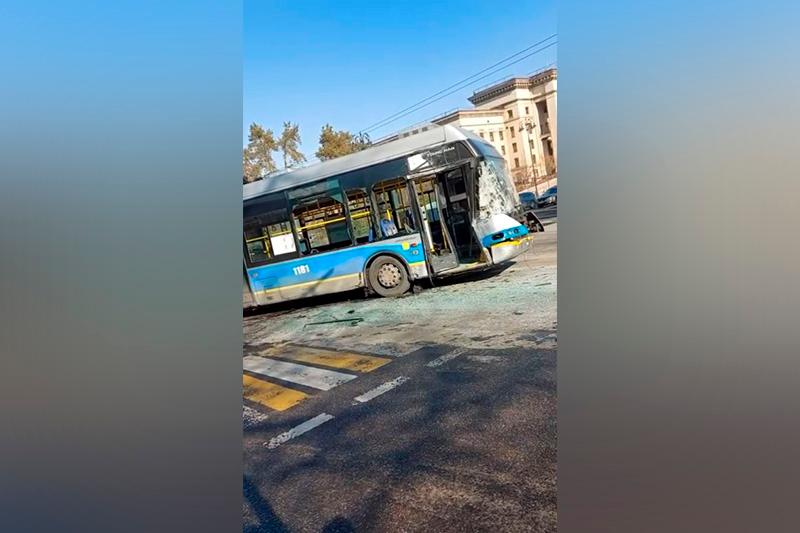 Алматыда автобус пен троллейбус соқтығысты: 7 адам зардап шекті
