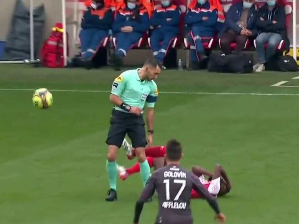 Төреші футболшыны нокаутқа түсірді