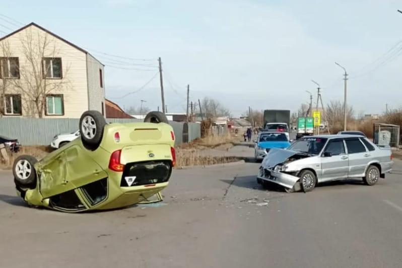 Елордада жол апаты салдарынан көлік аударылды