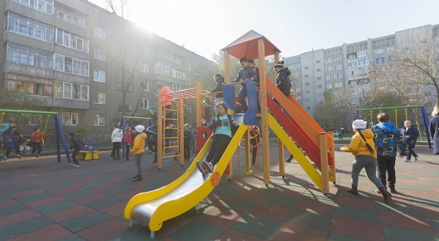 Өскеменде аулаларды абаттандыру жалғасуда