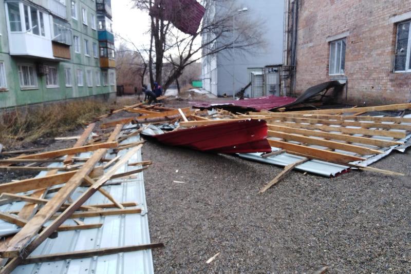 Өскеменде қатты жел үш қабатты ғимараттың шатырын ұшырып әкетті