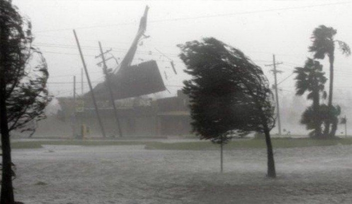 Тараздағы жойқын жел жиырмаға жуық ғимараттың шатырын ұшырды