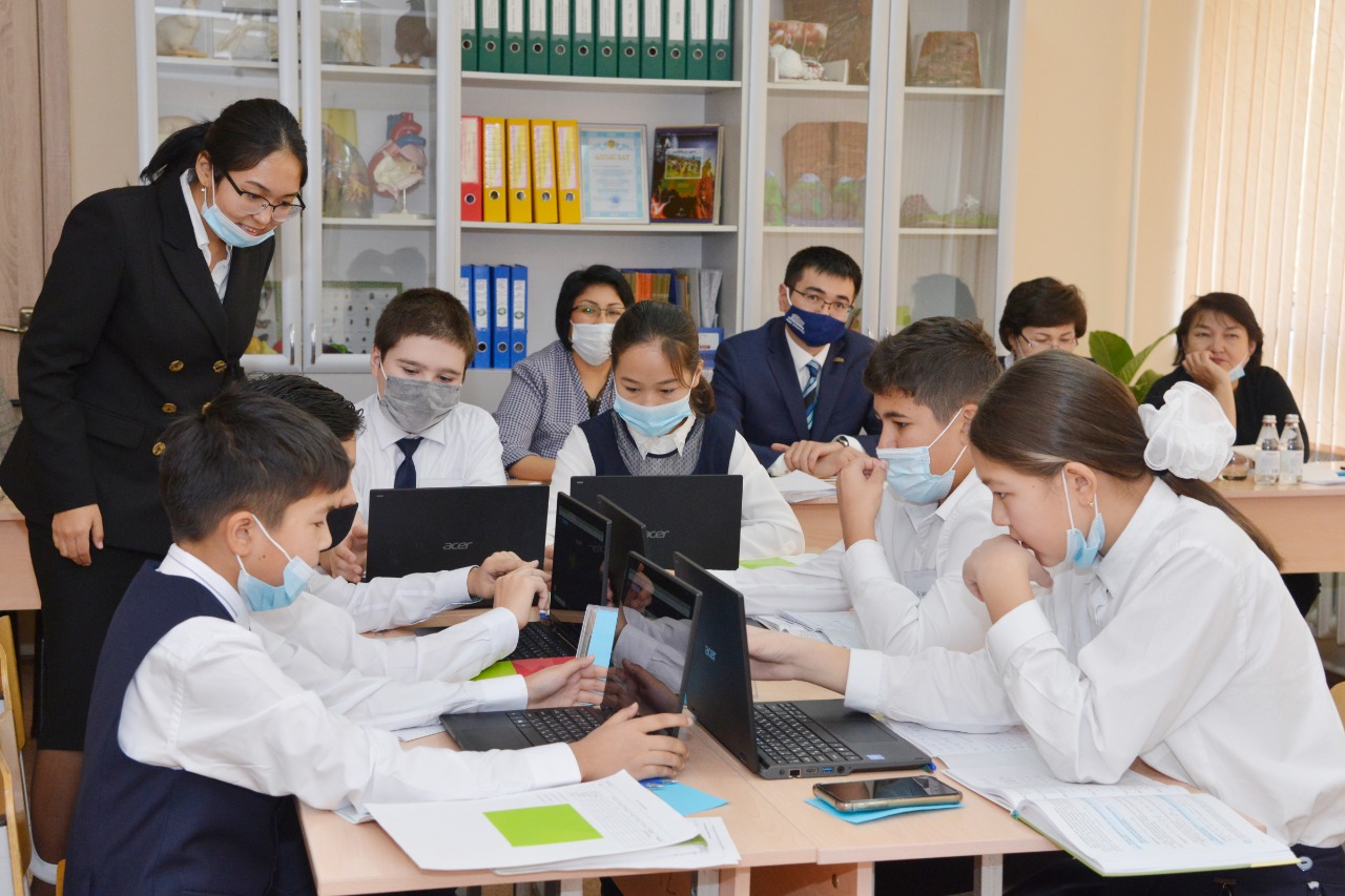 Студенттер мектептерде тәжірибеден өтуде