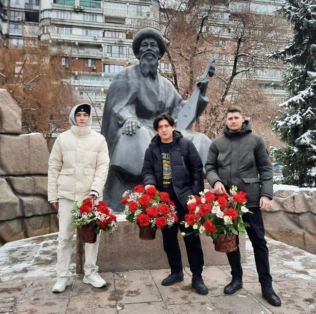 Жамбыл ескерткішіне гүл шоқтарын қойды