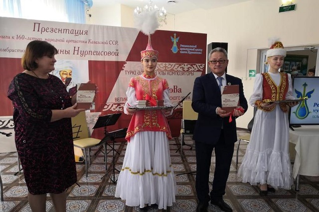 Төрт тілде жазылған кітап