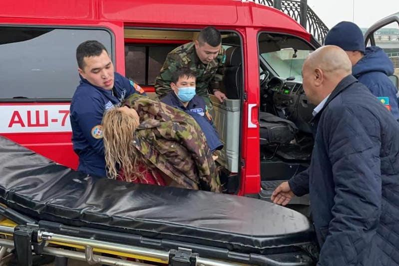 Атырауда көпірден секірген әйел құтқарылды