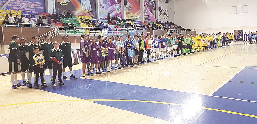 Бір атаның балалары доп тепті