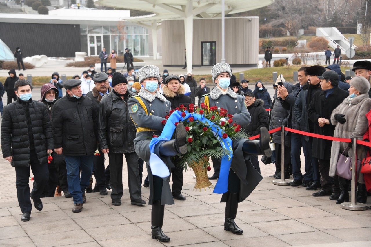 Алматылықтар «Тәуелсіздік» монументіне тағзым етті