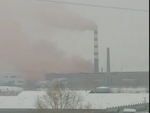 Өскемен аспанын қызғылт түтін торлады