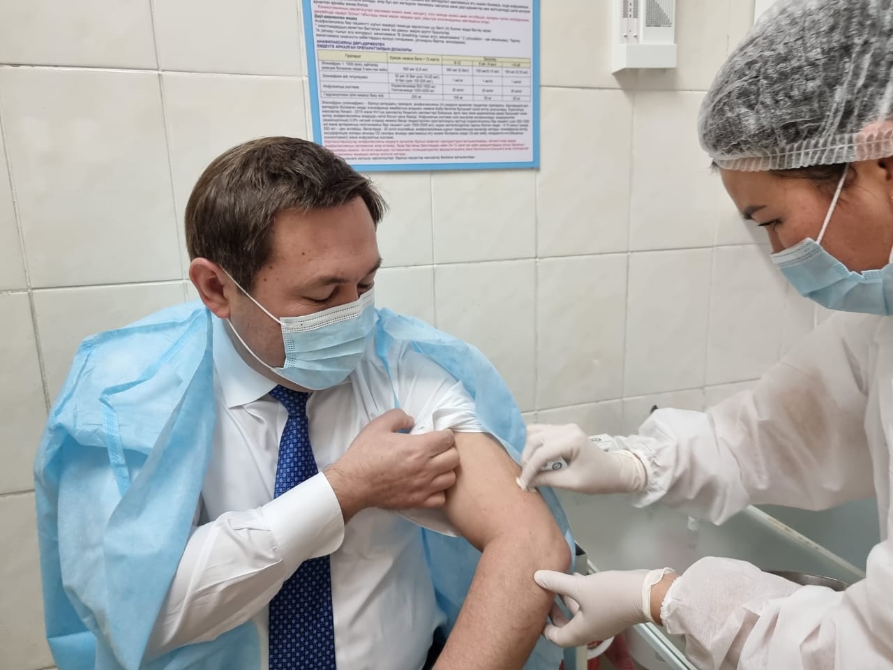 Шымкент қаласының әкімі ревакцина алды