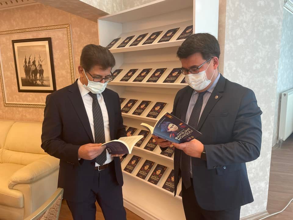 Б.Момышұлы туралы кітап түрік тілінде жарық көрді