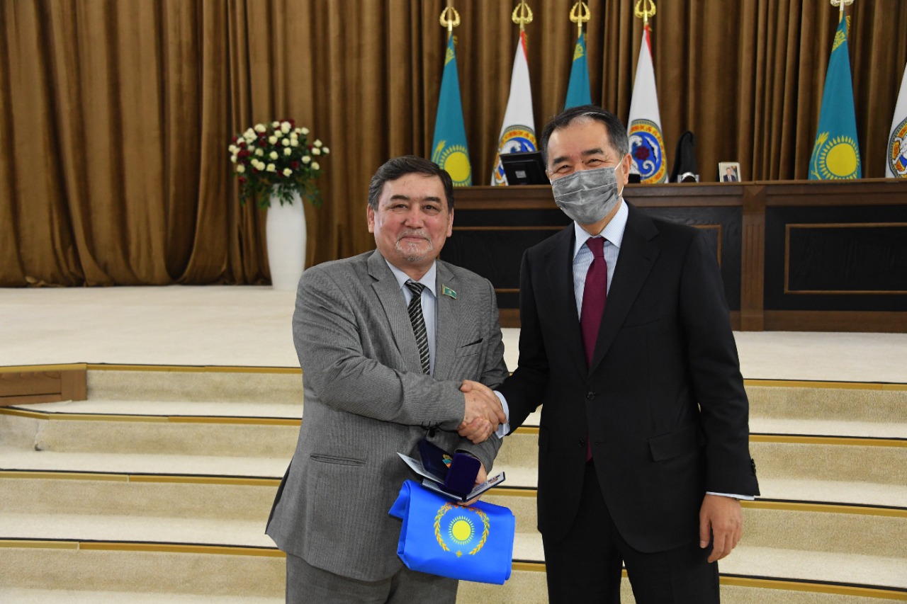 Көрнекті қаламгер құрметті депутат атанды