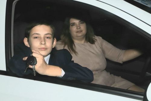 Төрт баланы өрттен құтқарған Олег Пирогқа көлік мінгізді