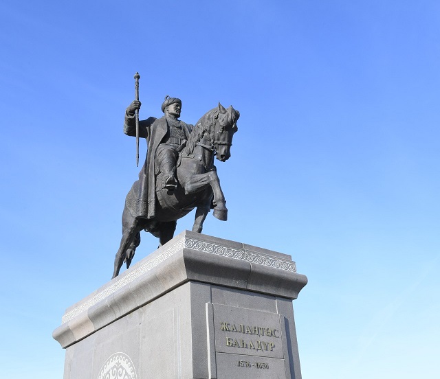 Қазалыда Жалаңтөс баһадүр ескерткіші бой көтерді