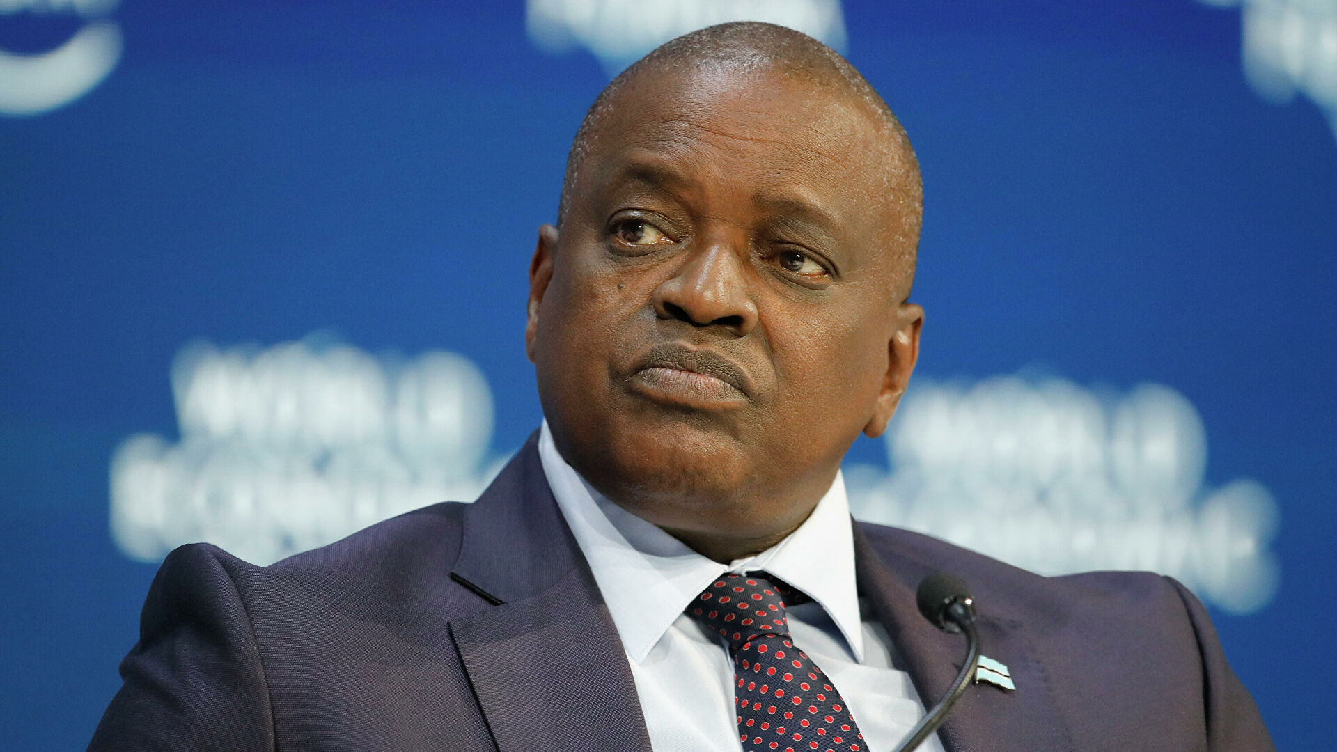 Ботсвана президенті коронавирус жұқтырып алды