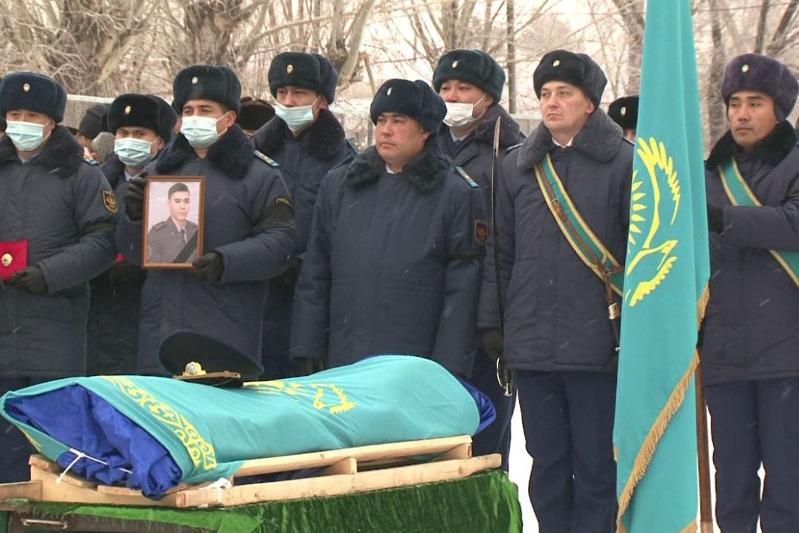 Қарағандыда содырлар қолынан мерт болған сарбазды ақтық сапарға шығарып салды