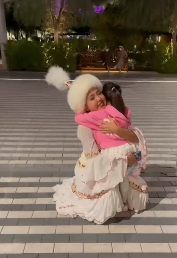 Қазақ биіне құмартқан қыз