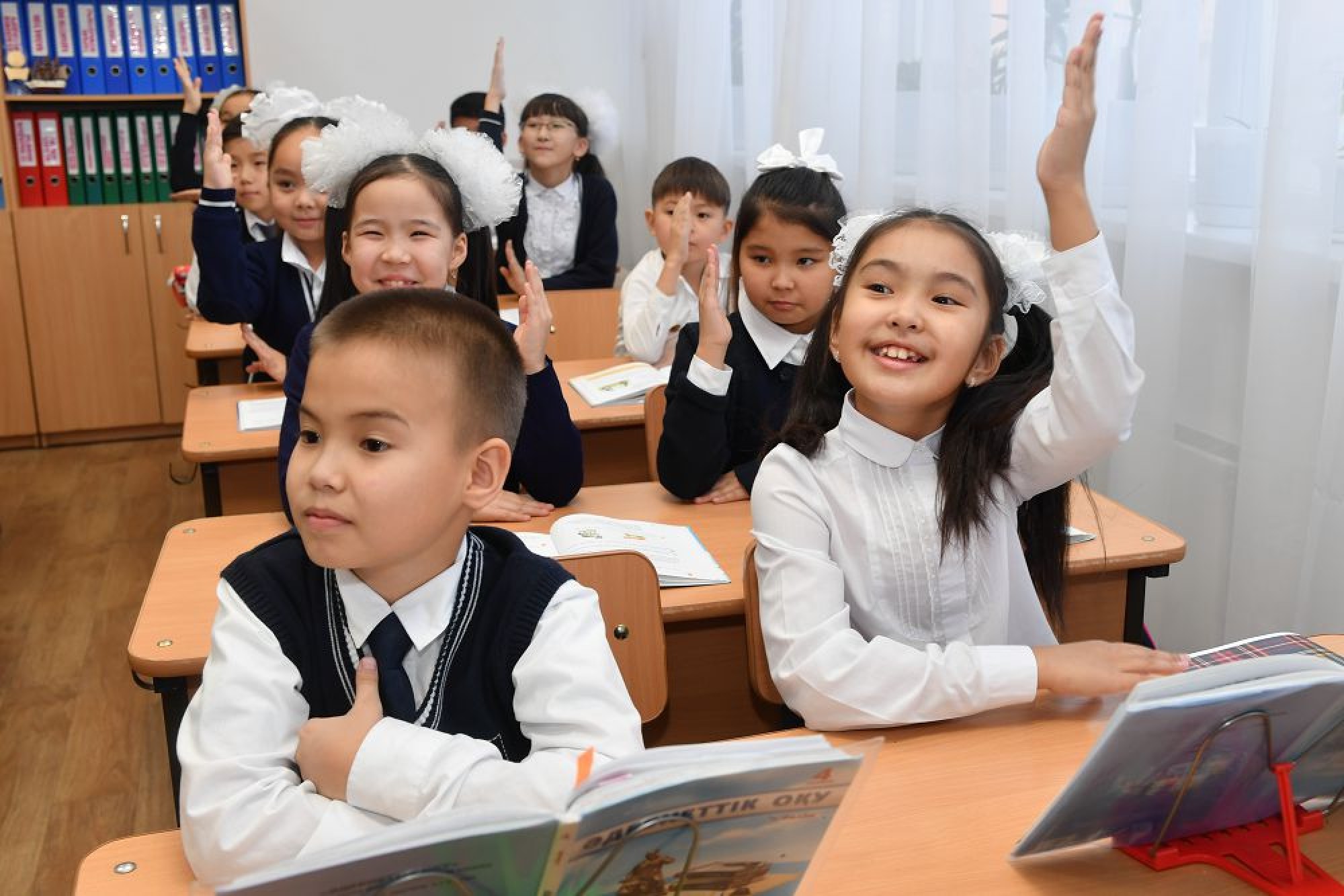 Барлық бастауыш сынып оқушылары мектепке барып оқиды