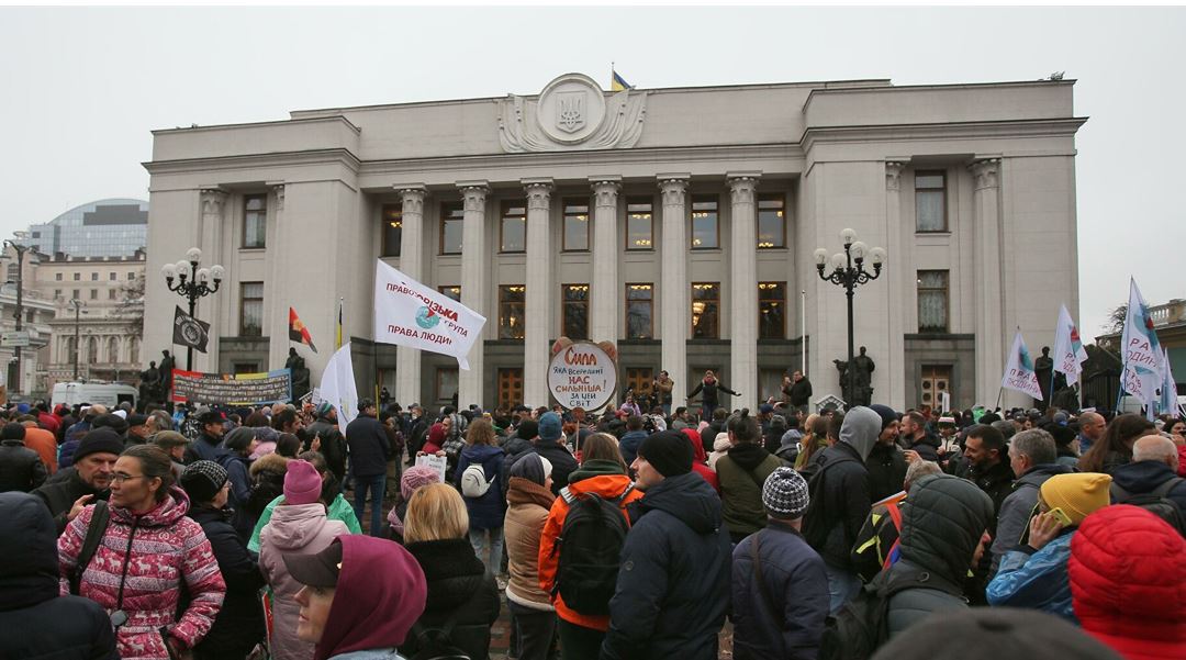 Рада депутаттары парламент ғимаратынан эвакуацияланды