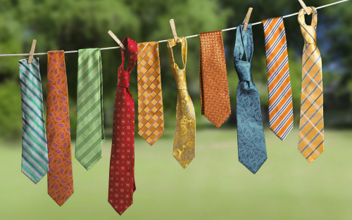 Галстугіңізді түзеңіз, мырза!