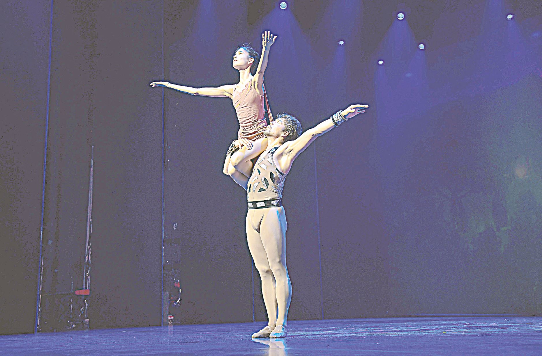 Жасыл құрлықта жарқырады