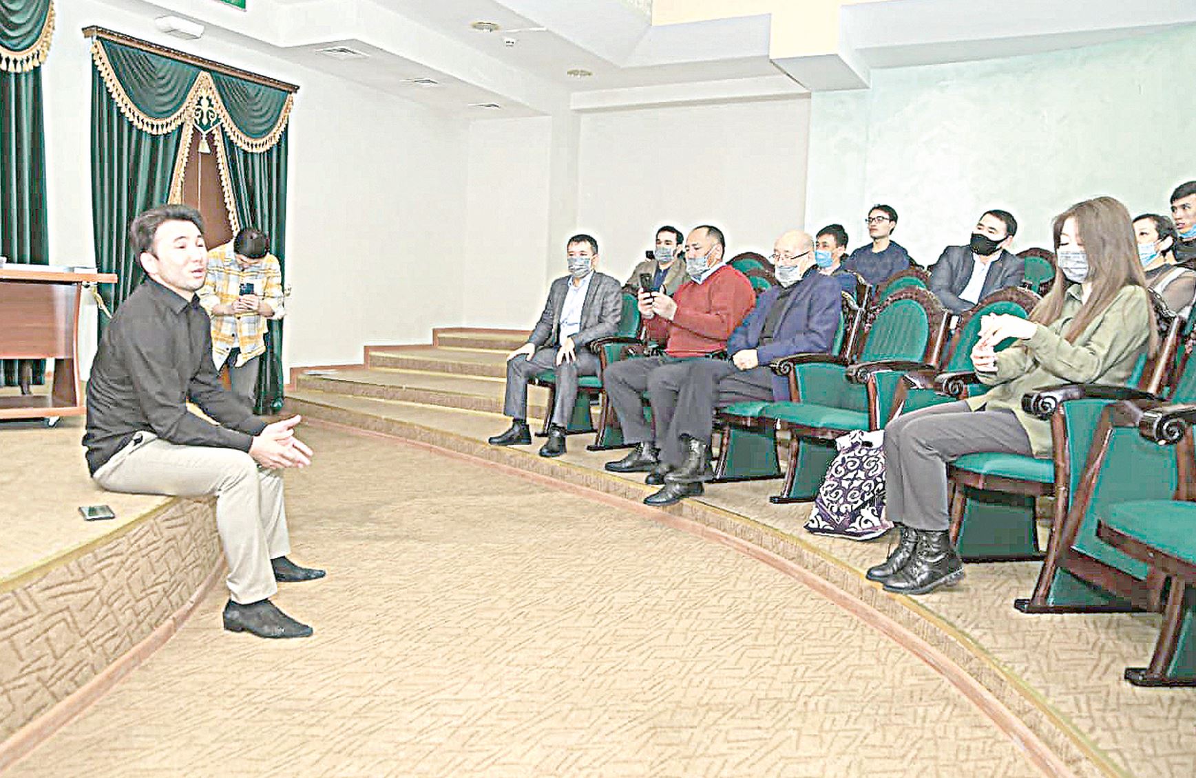 Театрдағы әдеби кеш