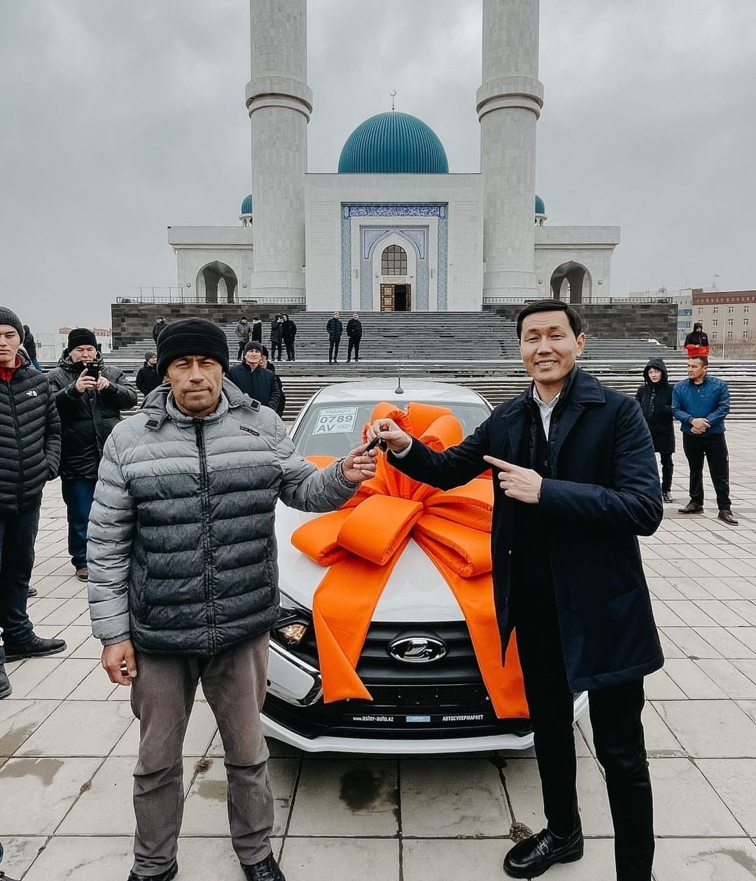 Көптің көмегімен көлікті болды